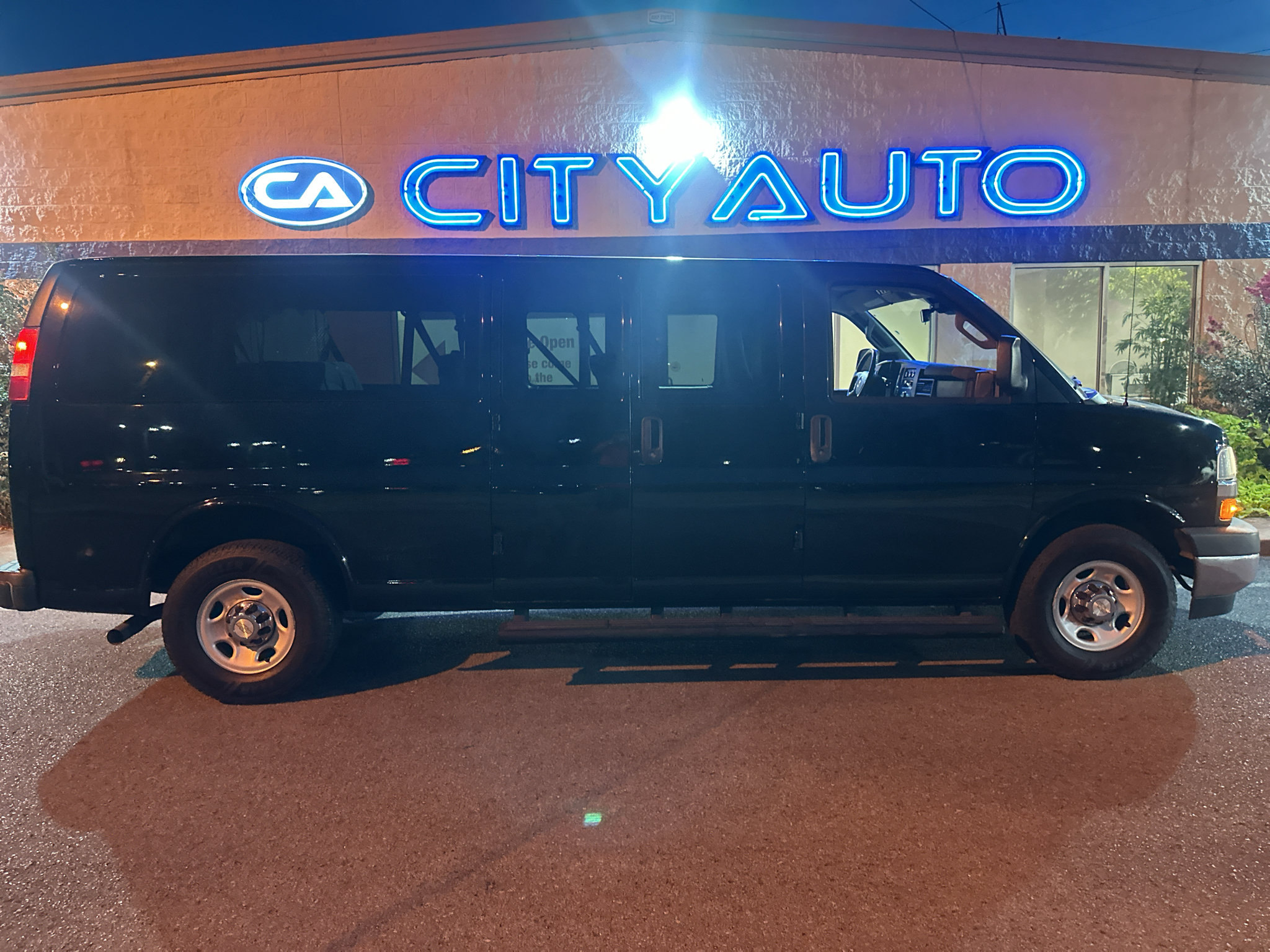 Used 2020 Chevrolet Express 3500 LT w/ LT Preferred Equipment Group RWD image 3