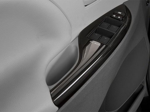 Used 2014 Toyota Sienna XLE image 17