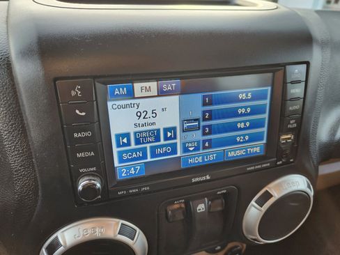 Used 2017 Jeep Wrangler Sahara image 25