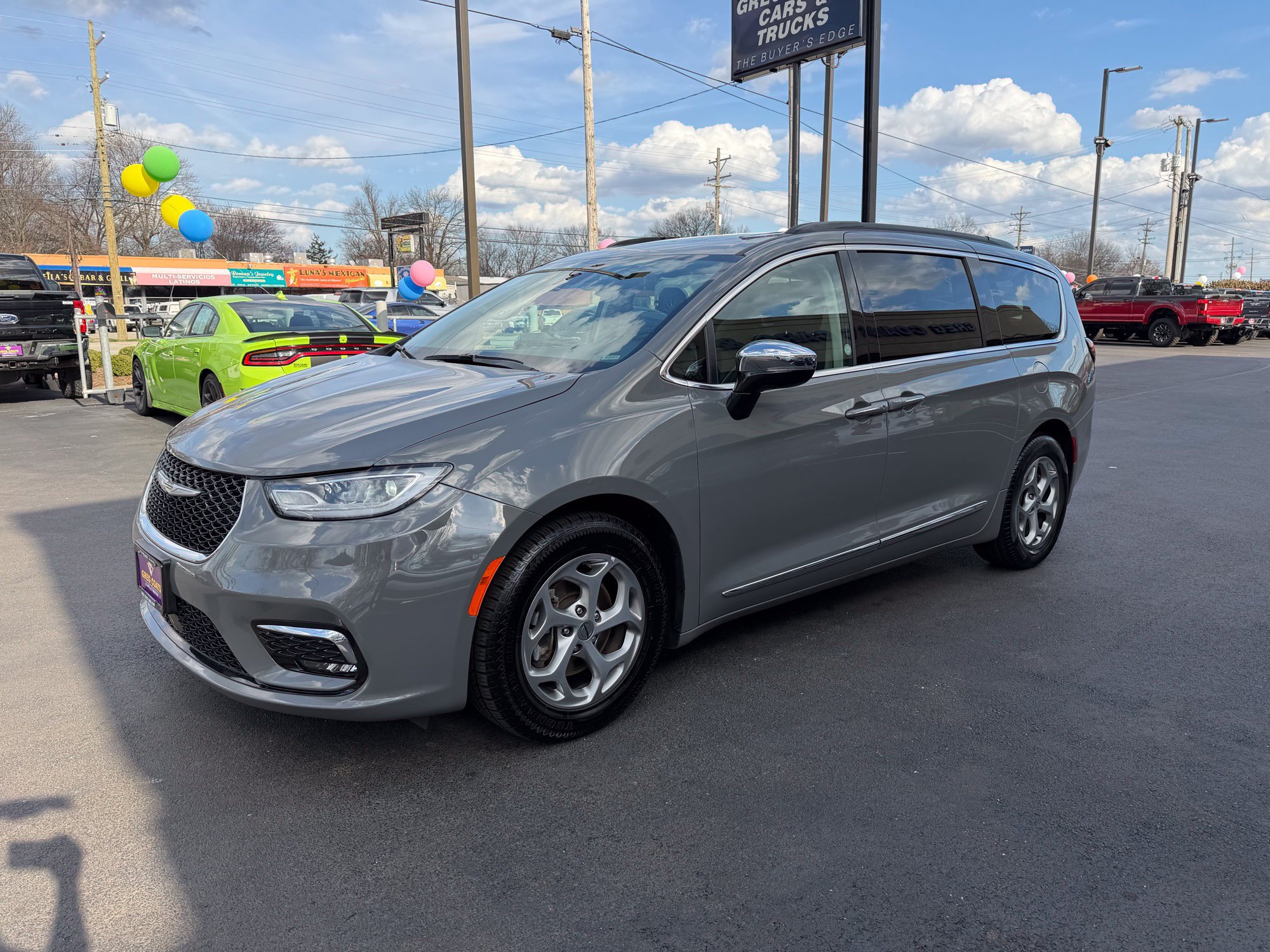 Used 2023 Chrysler Pacifica Limited FWD image 3