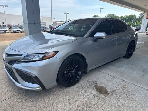 Used 2023 Toyota Camry XSE FWD image 3