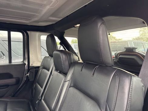 Used 2023 Jeep Wrangler Unlimited Rubicon w/ Cold Weather Group AWD/4WD image 10