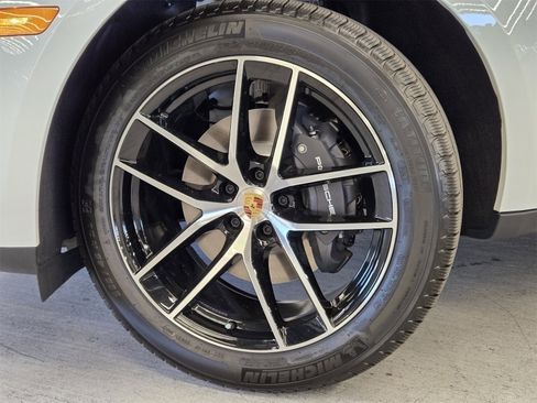 Used 2025 Porsche Macan image 23
