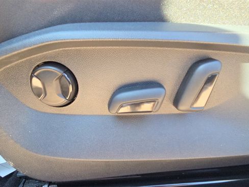 Used 2024 Volkswagen Taos SE image 30