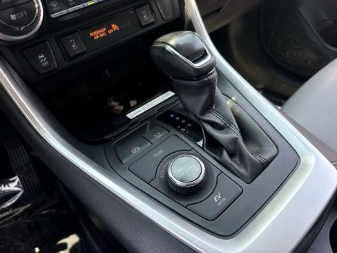 Used 2020 Toyota RAV4 Limited AWD/4WD image 21