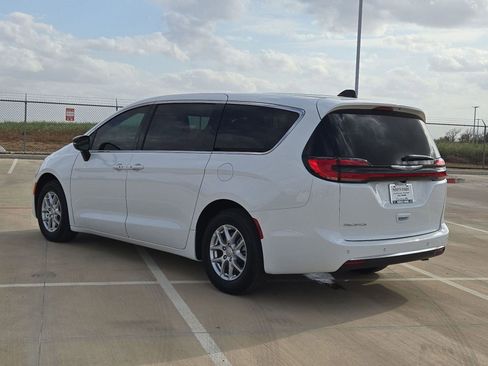 New 2026 Chrysler Pacifica Select image 5