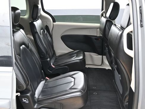 Used 2023 Chrysler Pacifica Touring-L FWD image 33