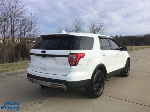 Used 2017 Ford Explorer XLT image 3