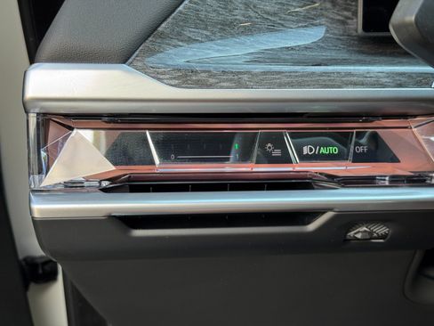 Used 2023 BMW 740i w/ Parking Assistance Package RWD image 19