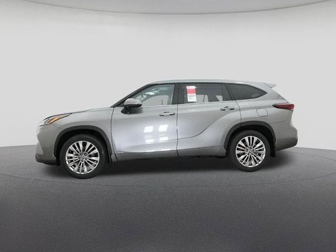 New 2026 Toyota Highlander Platinum image 19