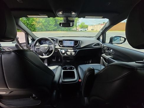 Used 2025 Chrysler Pacifica Select FWD image 21