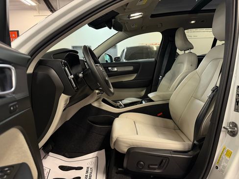 Used 2025 Volvo XC40 B5 Plus image 40