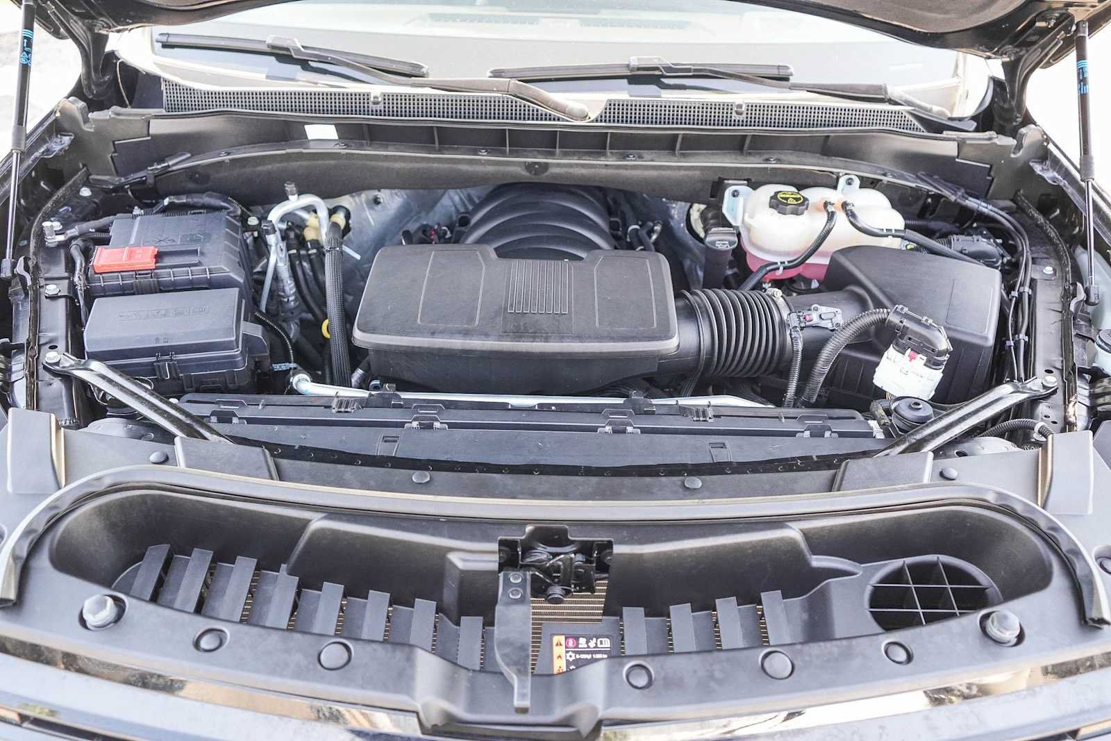 Used 2025 Chevrolet Suburban RST AWD/4WD image 32