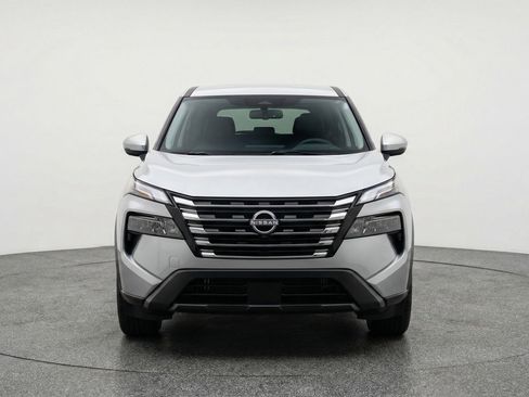 Used 2025 Nissan Rogue SV image 2