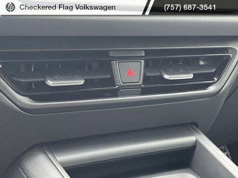 New 2025 Volkswagen Tiguan SE image 39