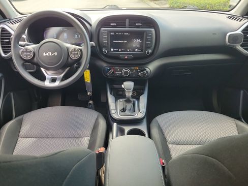 Used 2025 Kia Soul LX w/ LX Technology Package FWD image 10