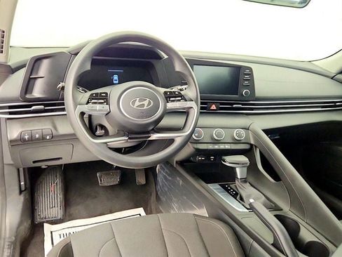 Used 2025 Hyundai Elantra SE FWD image 12