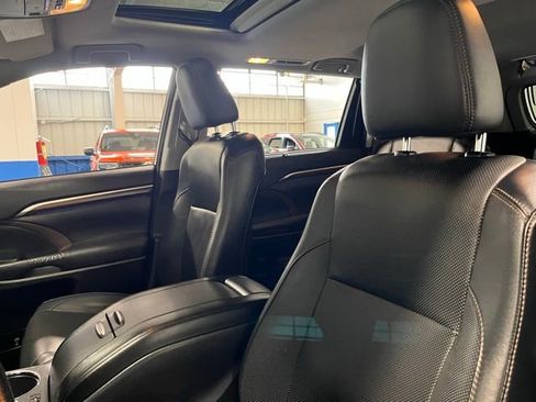 Used 2015 Toyota Highlander Limited image 23