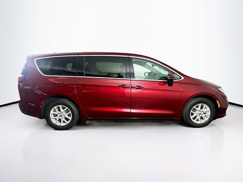 Used 2023 Chrysler Pacifica Touring-L image 10