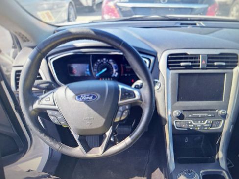 Used 2018 Ford Fusion SE w/ Fusion SE Technology Package FWD image 4
