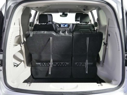 Used 2024 Chrysler Pacifica Touring-L FWD image 18