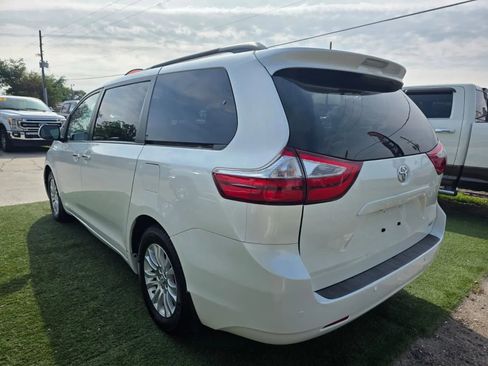 Used 2017 Toyota Sienna XLE w/ XLE Navigation Package image 5