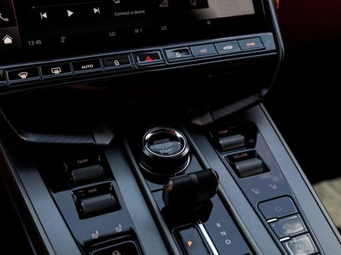 Used 2025 Aston Martin Vanquish RWD image 28