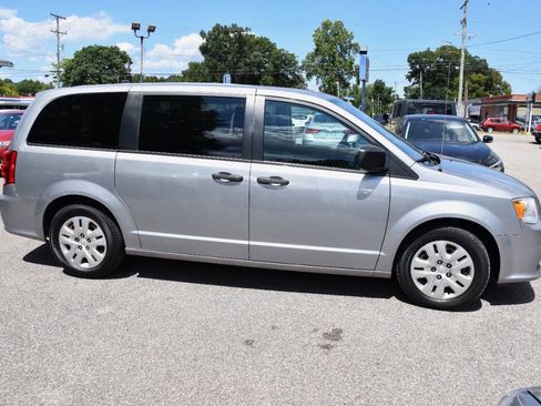 Used 2019 Dodge Grand Caravan SE FWD image 6