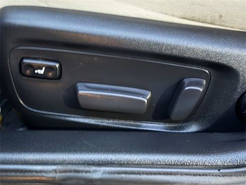 Used 2018 Toyota Avalon Limited image 36