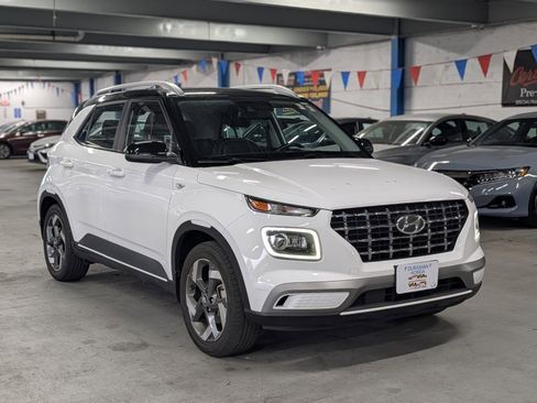 Used 2022 Hyundai Venue Limited image 28