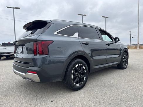Used 2025 Kia Sorento S image 6