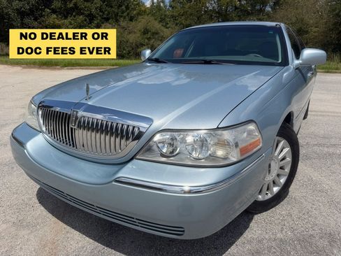 Used 2005 Lincoln Town Car Signature RWD image 1