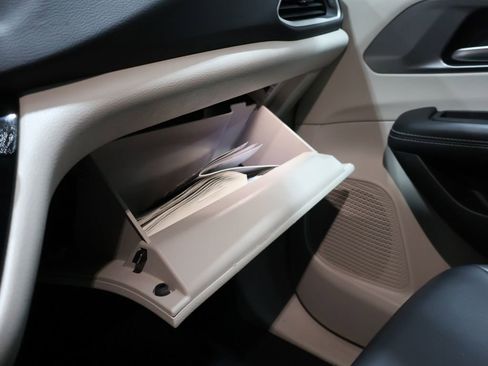 Used 2023 Chrysler Pacifica Touring-L image 30