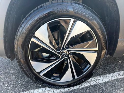 Certified 2025 Volkswagen Taos SE w/ Panoramic Sunroof Package AWD/4WD image 28