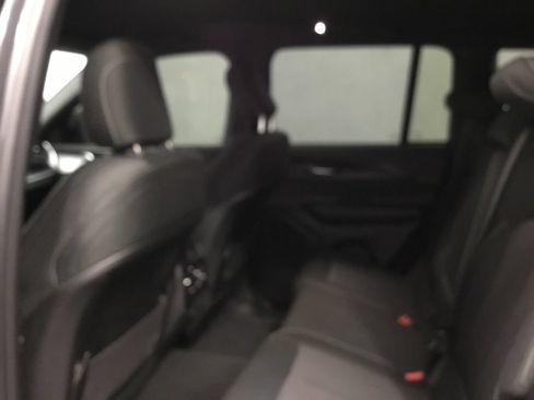 Used 2025 Jeep Grand Cherokee Laredo AWD/4WD image 11