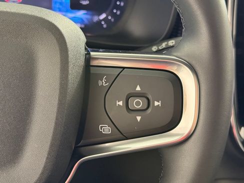Certified 2025 Volvo XC40 B5 Plus AWD/4WD image 30