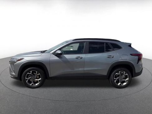 Used 2025 Chevrolet Trax LT FWD image 8