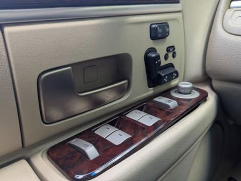 Used 2011 Lincoln Town Car Signature Limited image 28