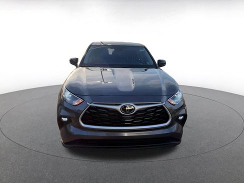 Used 2025 Toyota Highlander LE image 3