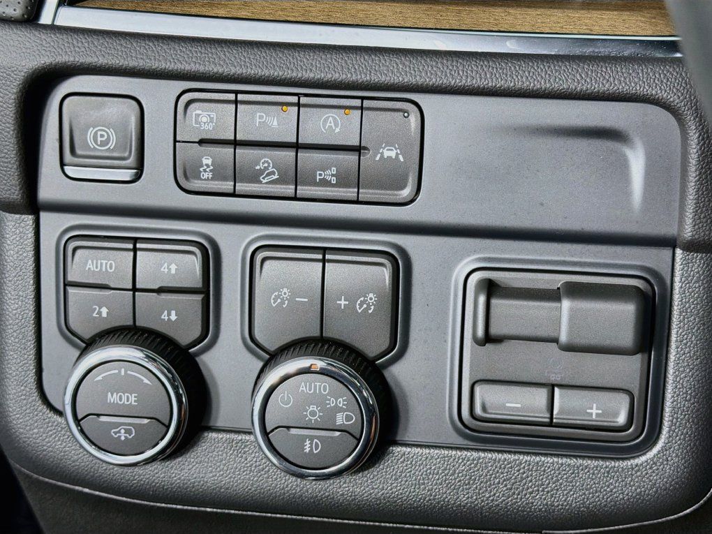 Used 2026 Chevrolet Suburban High Country AWD/4WD image 15