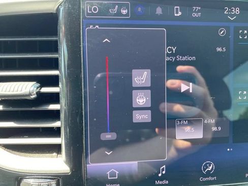 Used 2024 Chrysler Pacifica Touring-L FWD image 4