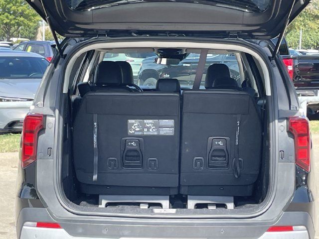 Used 2025 Kia Carnival FWD image 28