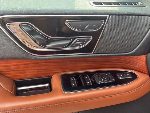 Used 2019 Lincoln Navigator Reserve image 32