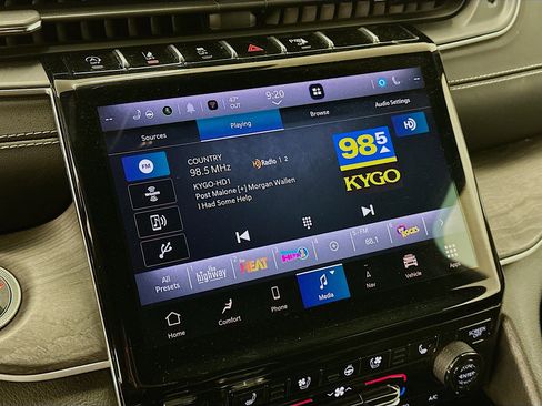 Used 2024 Jeep Grand Cherokee L Limited w/ Luxury Tech Group II image 21