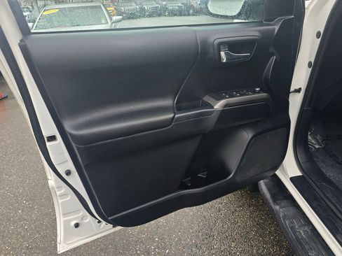 Used 2017 Toyota Tacoma TRD Off-Road w/ Tow Package image 11