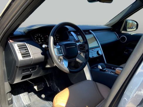 Used 2025 Land Rover Discovery Dynamic SE AWD/4WD image 16