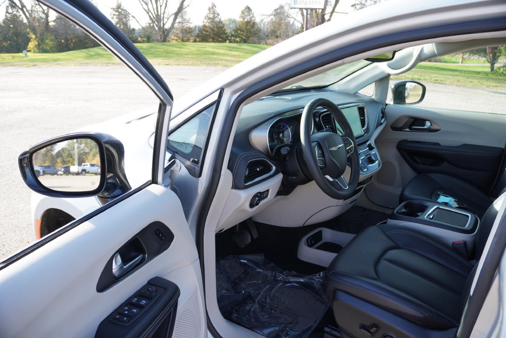 Used 2024 Chrysler Pacifica Limited FWD image 15