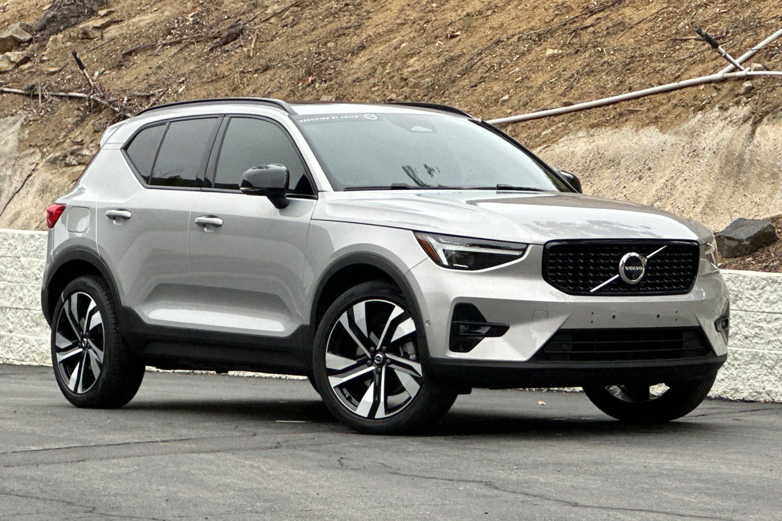Certified 2024 Volvo XC40 B5 Plus w/ Climate Package AWD/4WD image 2