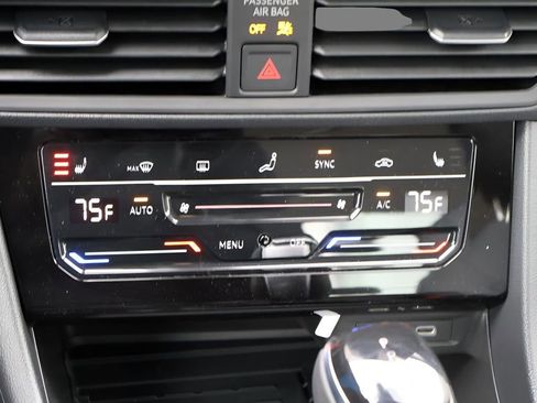 Used 2025 Volkswagen Jetta SE image 25