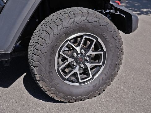 Used 2025 Jeep Wrangler Unlimited Rubicon AWD/4WD image 15